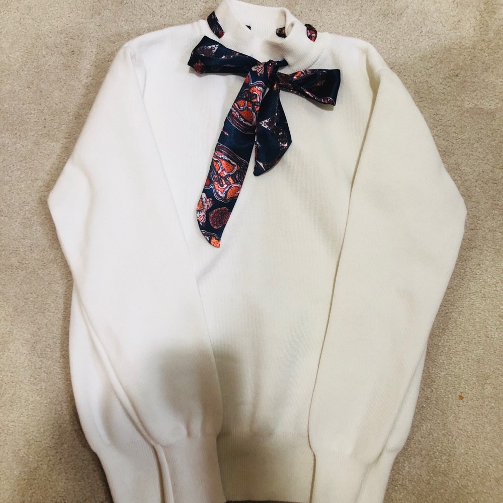 White sweater with ribbon (never worn)